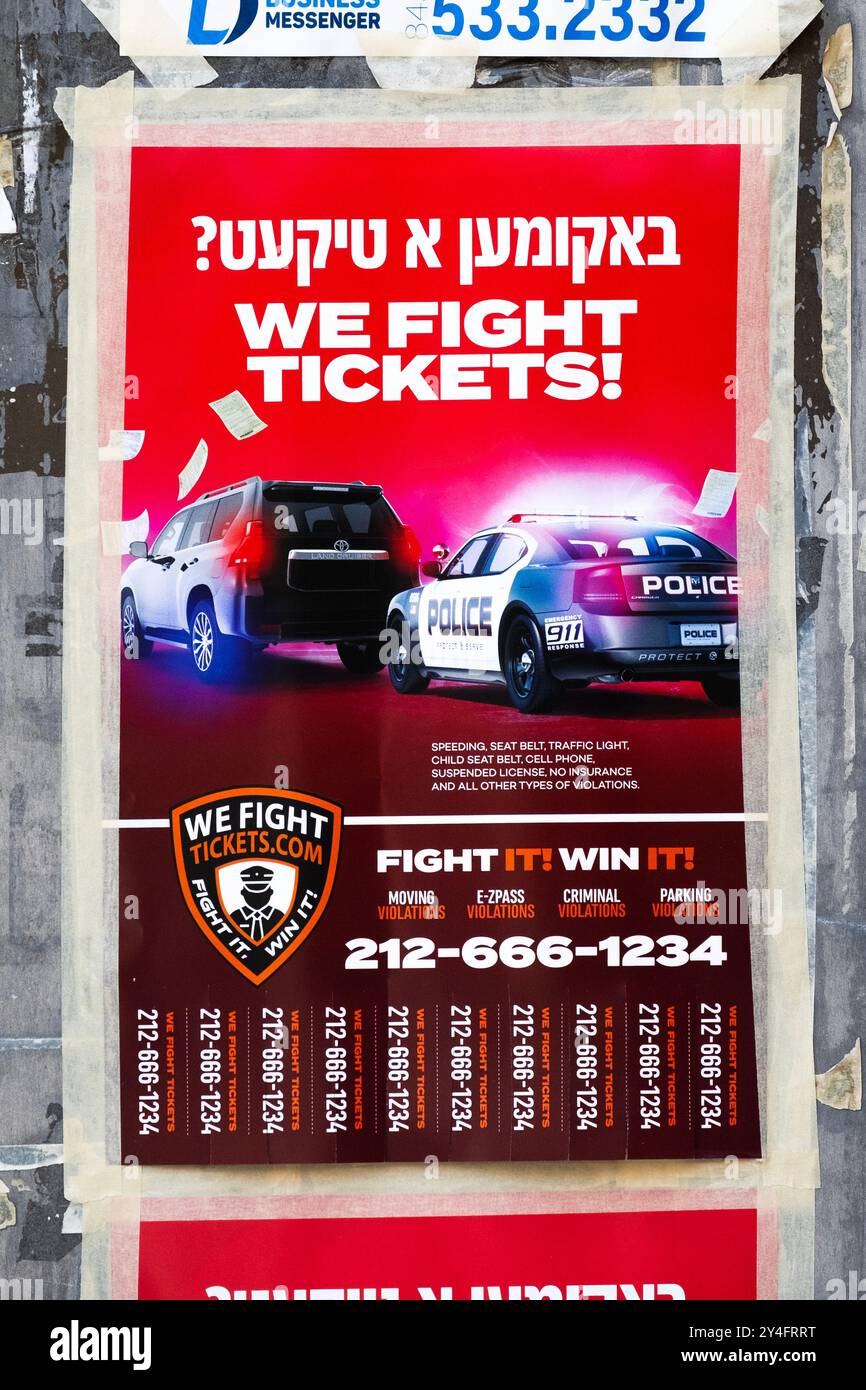 Un colorato cartello yiddish e inglese a Williamsburg by We Fight Tickets, Com che colpisce le persone con vari tipi di violazioni del traffico. Foto Stock