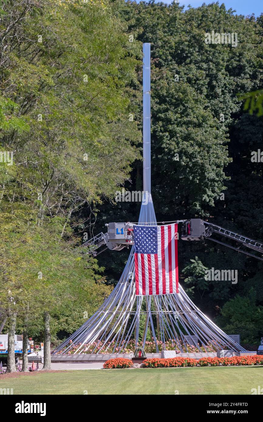 11 settembre cerimonia commemorativa in Kensico Dam Plaza. Una bandiera americana è stata sospesa di fronte al Rise, un memoriale per le persone di Westchester perse nel 911. Foto Stock