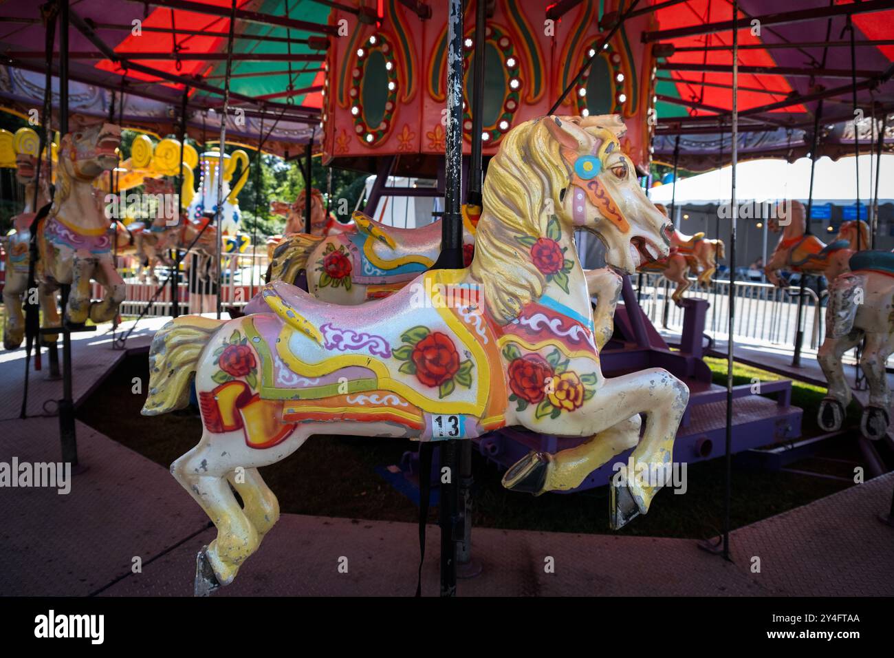 Un cavallo a giostra colorato ma indossato a New Rochelle per un fine settimana Festival greco alla fiera della chiesa greco-ortodossa della Santissima Trinità a Westchester. Foto Stock