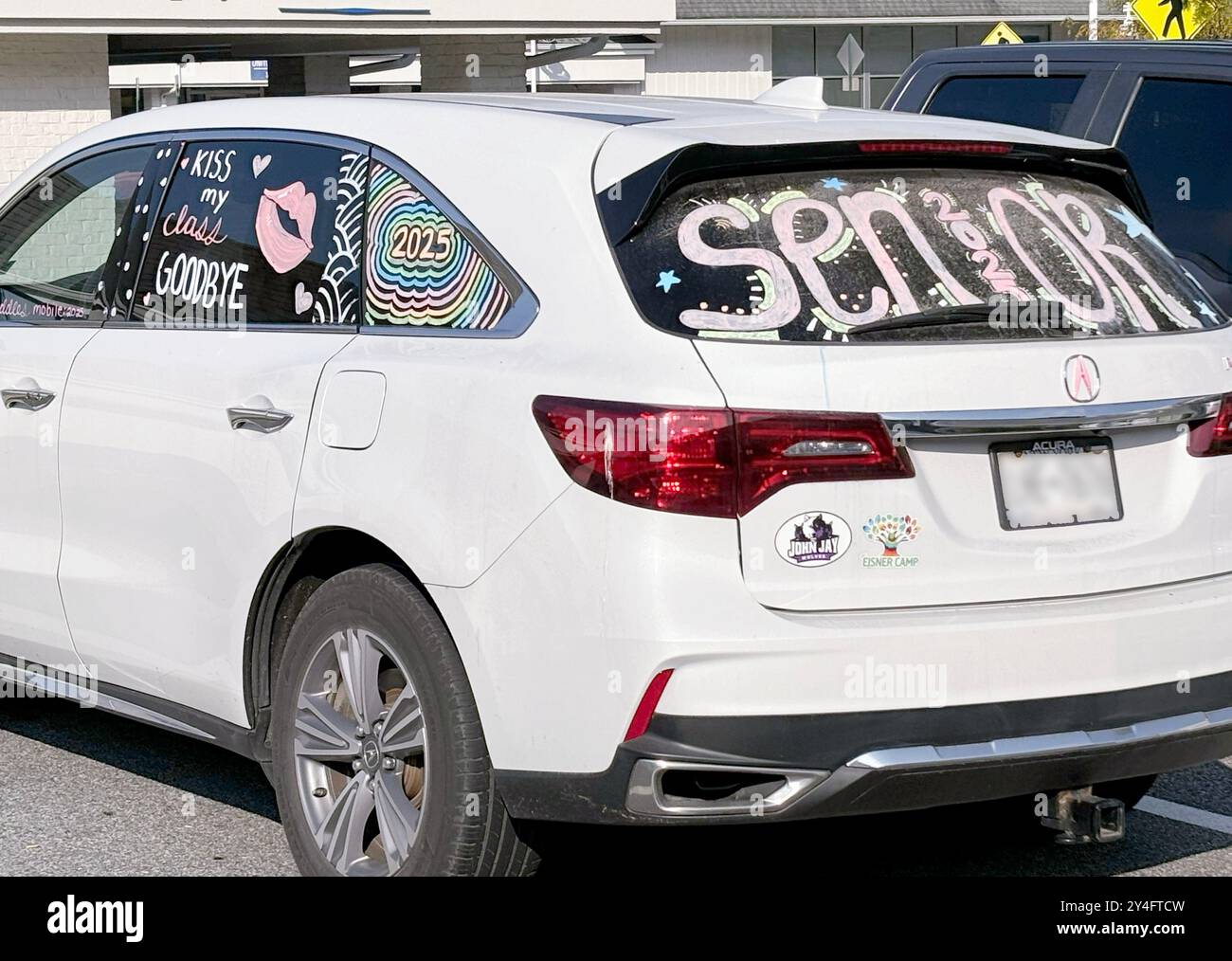 Un SUV celebra che uno studente di scuola superiore si laureerà alla fine dell'anno. A Westchester, New York Foto Stock