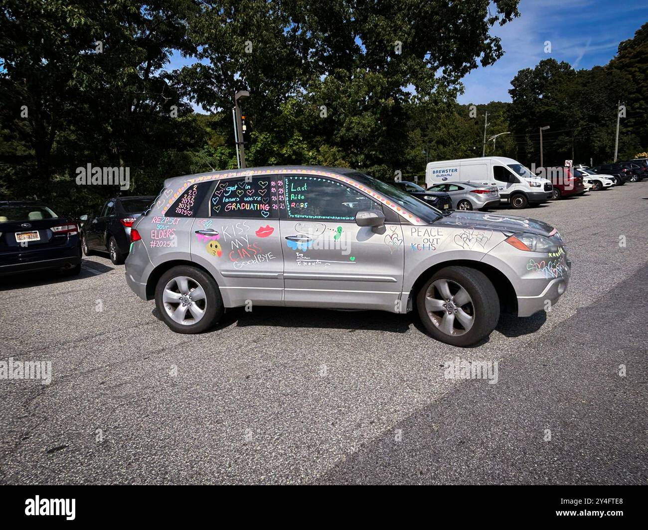 Un SUV celebra che uno studente di scuola superiore si laureerà alla fine dell'anno. A Westchester, New York. Foto Stock