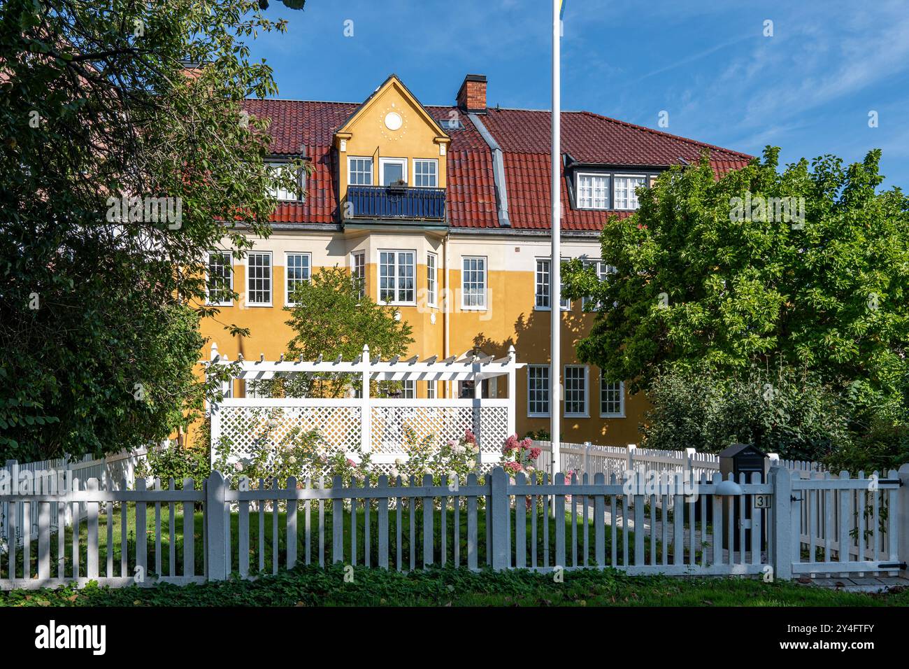 Case a schiera in stile inglese lungo la Souther Promenade all'inizio dell'autunno a Norrköping, Svezia Foto Stock