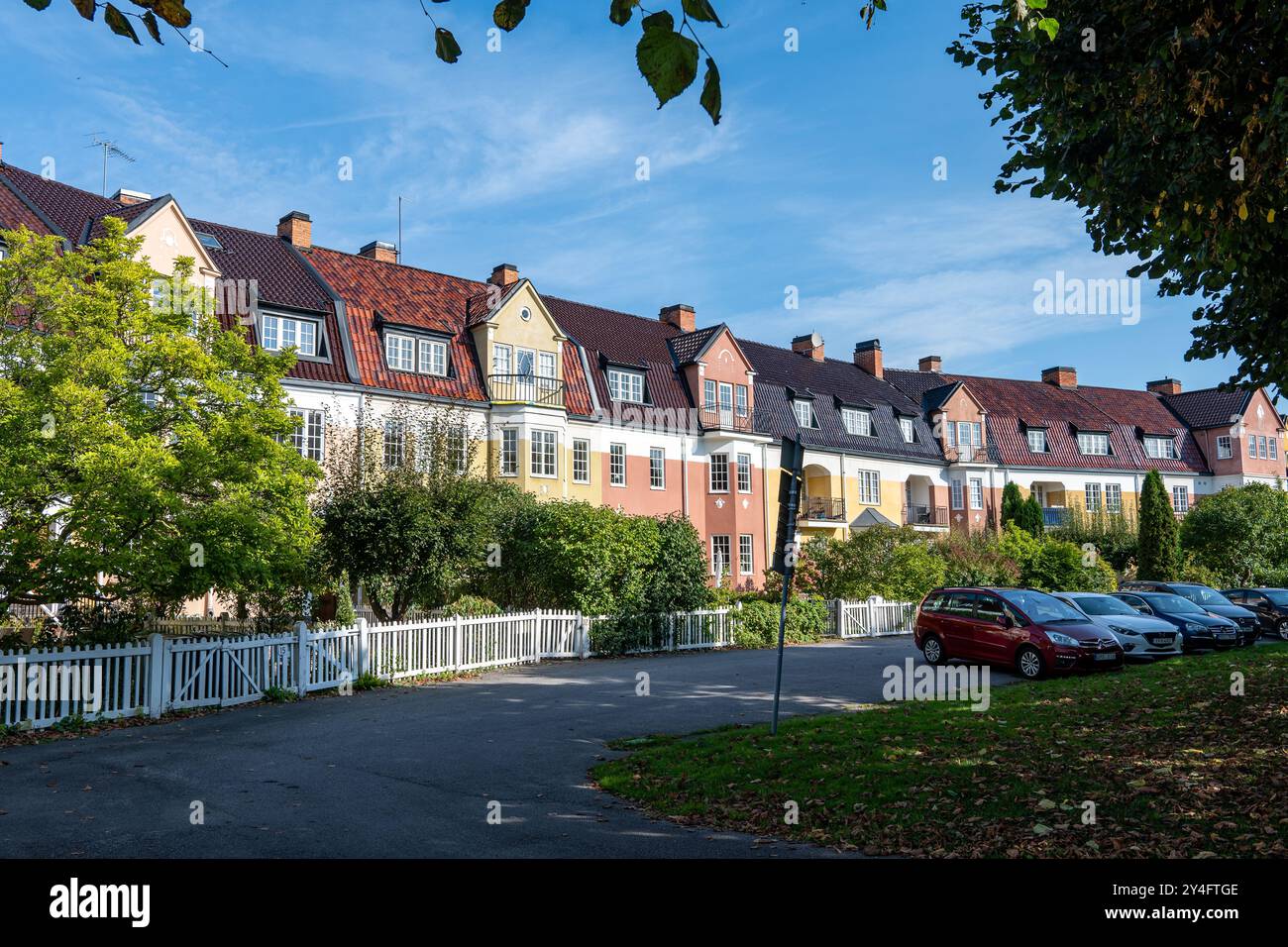 Case a schiera in stile inglese lungo la Souther Promenade all'inizio dell'autunno a Norrköping, Svezia Foto Stock