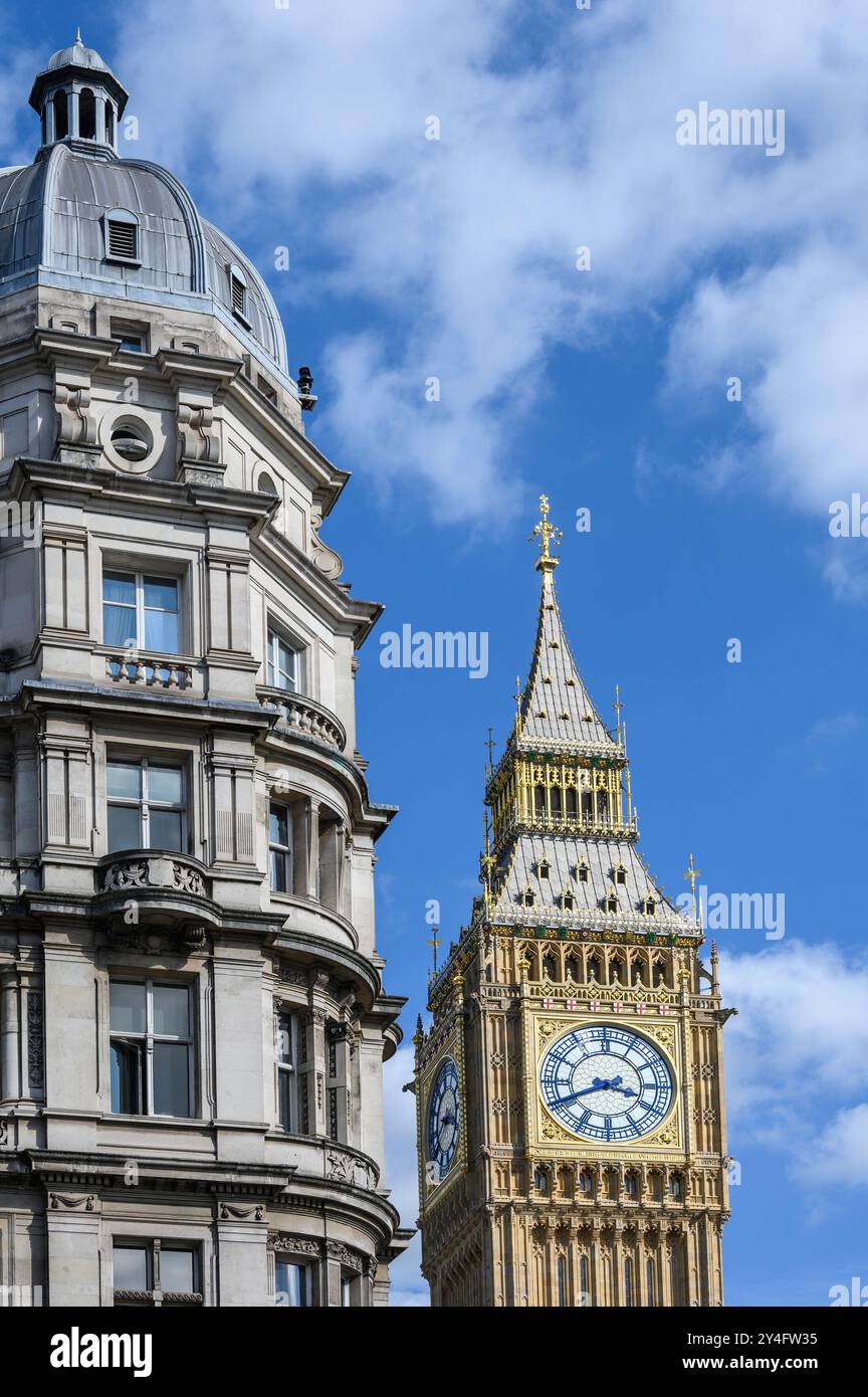 Londra, Regno Unito. Big Ben (Elizabeth Tower) e Parliament Street n. 1 all'angolo di Parliament Square Foto Stock