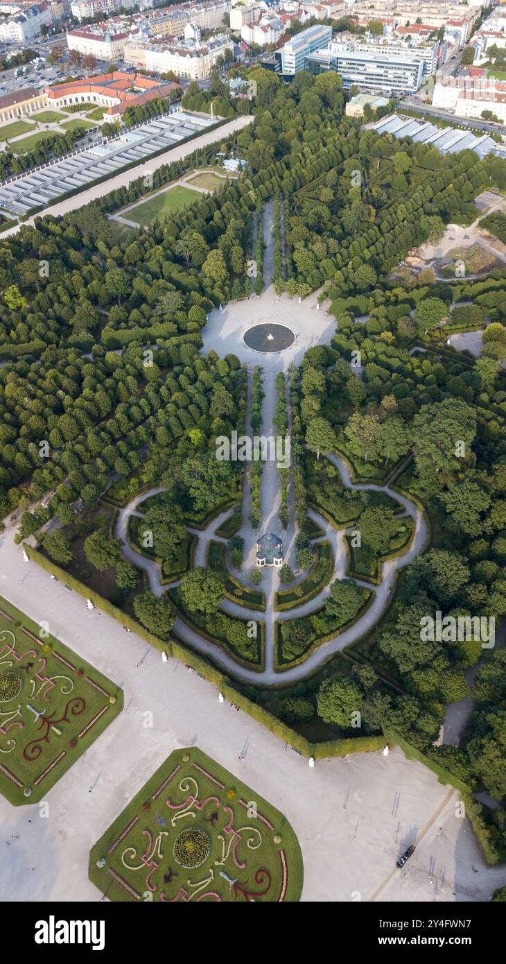 Vista aerea dei giardini del Palazzo Schönbrunn a Vienna, Austria Foto Stock