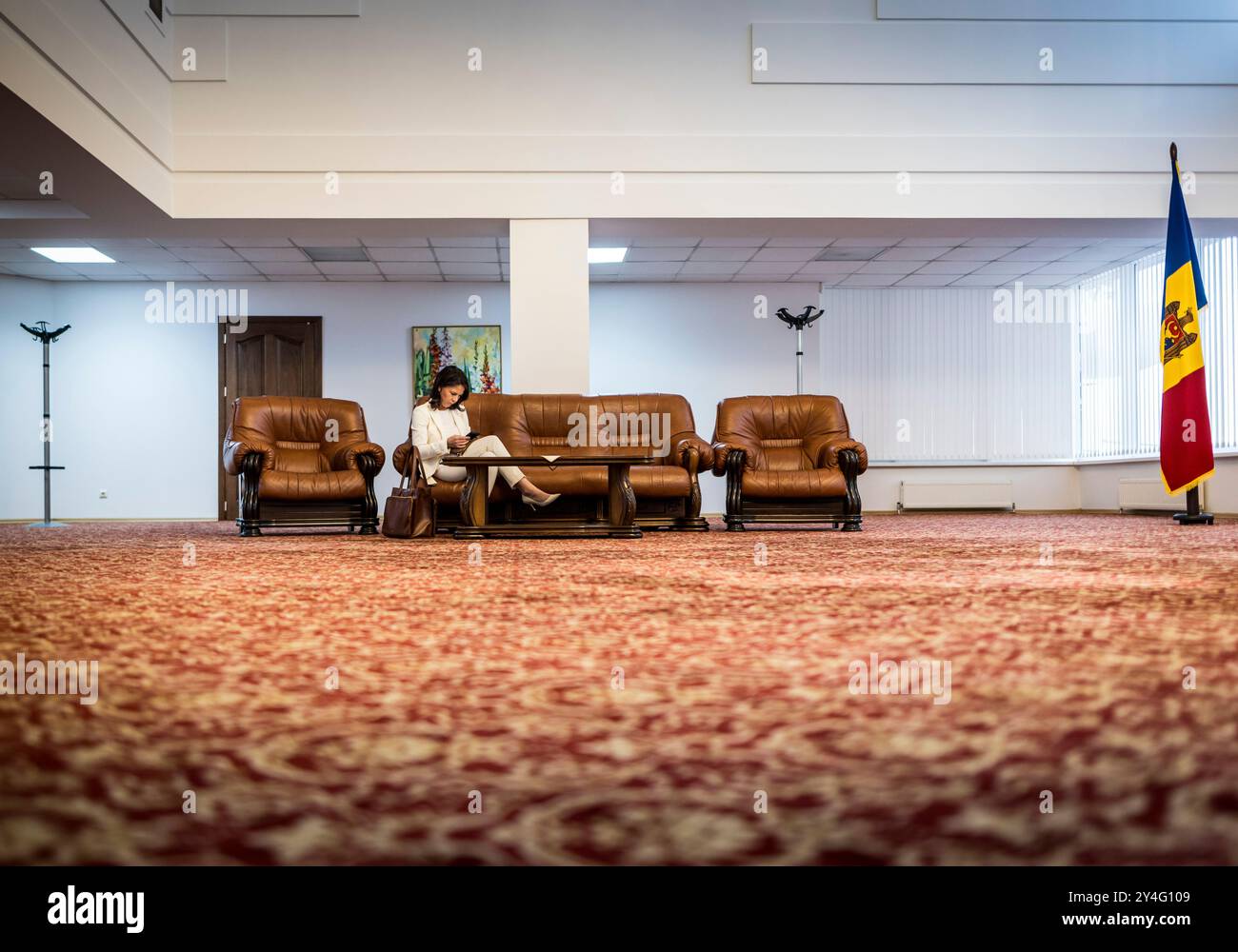 Chisinau, Malediven. 17 settembre 2024. Annalena Baerbock (Alleanza 90/i Verdi), Ministro degli Esteri federale, fotografata durante la sua partecipazione alla 5a Conferenza di supporto per la Repubblica di Moldova. Qui Baerbock aspetta nella sala VIP dell'aeroporto di Chisinau il suo volo per Berlino. "Fotografato per conto del Federal Foreign Office" credito: dpa/Alamy Live News Foto Stock