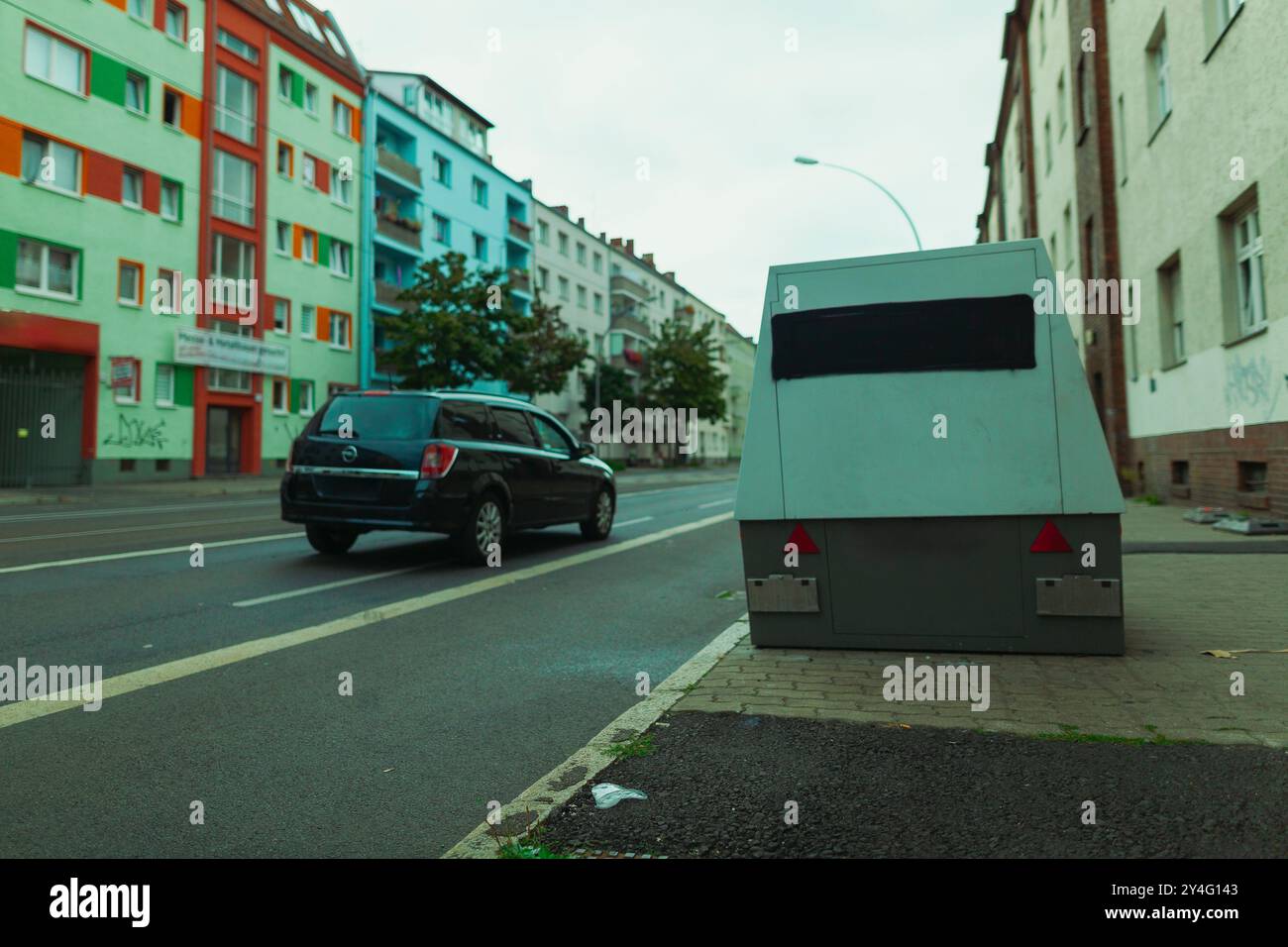 Un dispositivo mobile di misurazione della velocità parcheggiato sul marciapiede, controllo radar, controllo della velocità della polizia Foto Stock