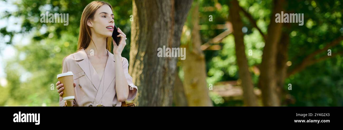 Una giovane donna con l'anoressia assapora il calore del sole e la bellezza della natura, chiacchierando felicemente fuori con un drink in mano. Foto Stock