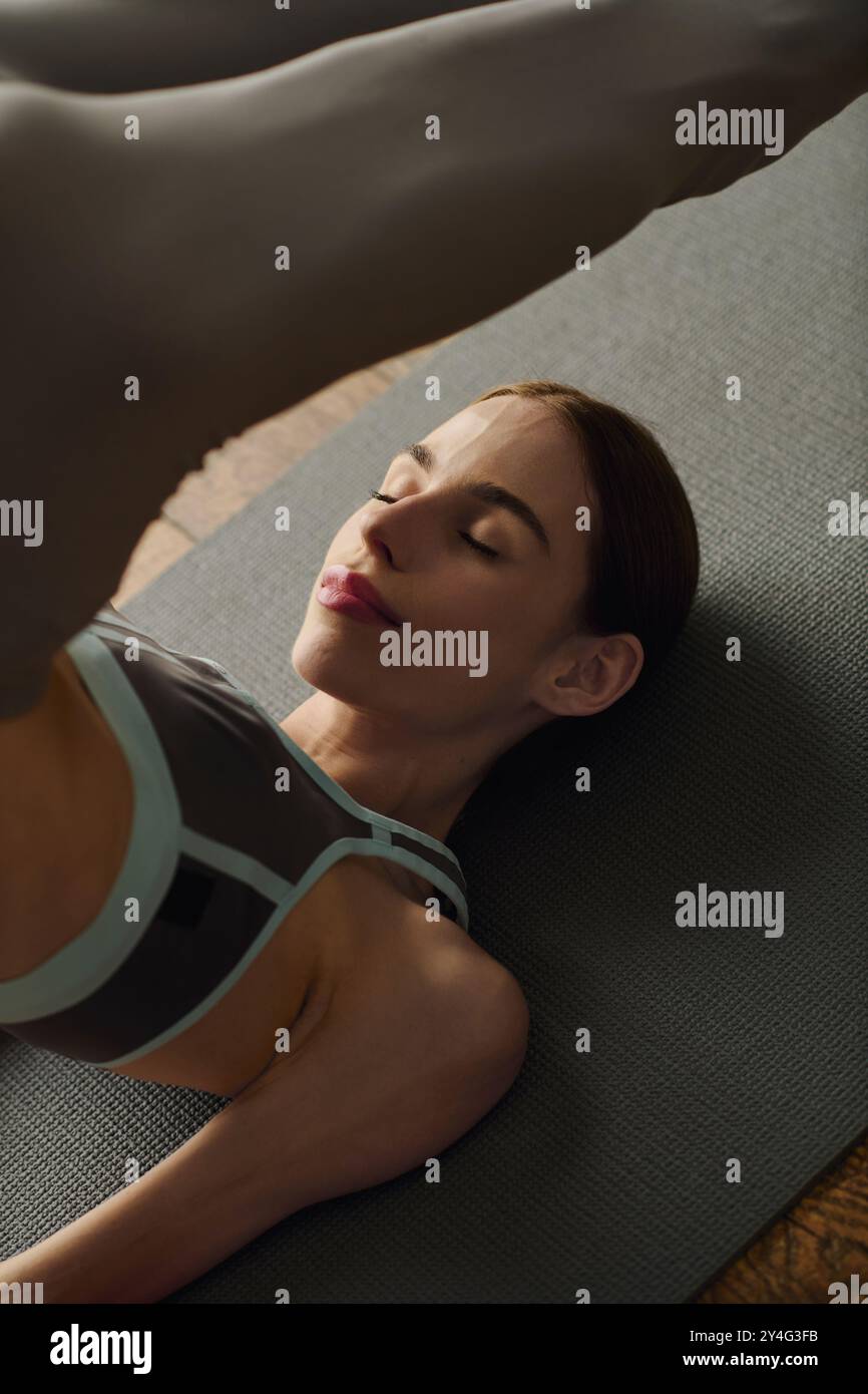 In un ambiente accogliente, una giovane donna si impegna nel suo allenamento quotidiano, riflettendo la resilienza e concentrandosi sul fitness. Foto Stock In un ambiente accogliente, una giovane donna si impegna nel suo allenamento quotidiano, riflettendo la resilienza e concentrandosi sul fitness. Foto Stock