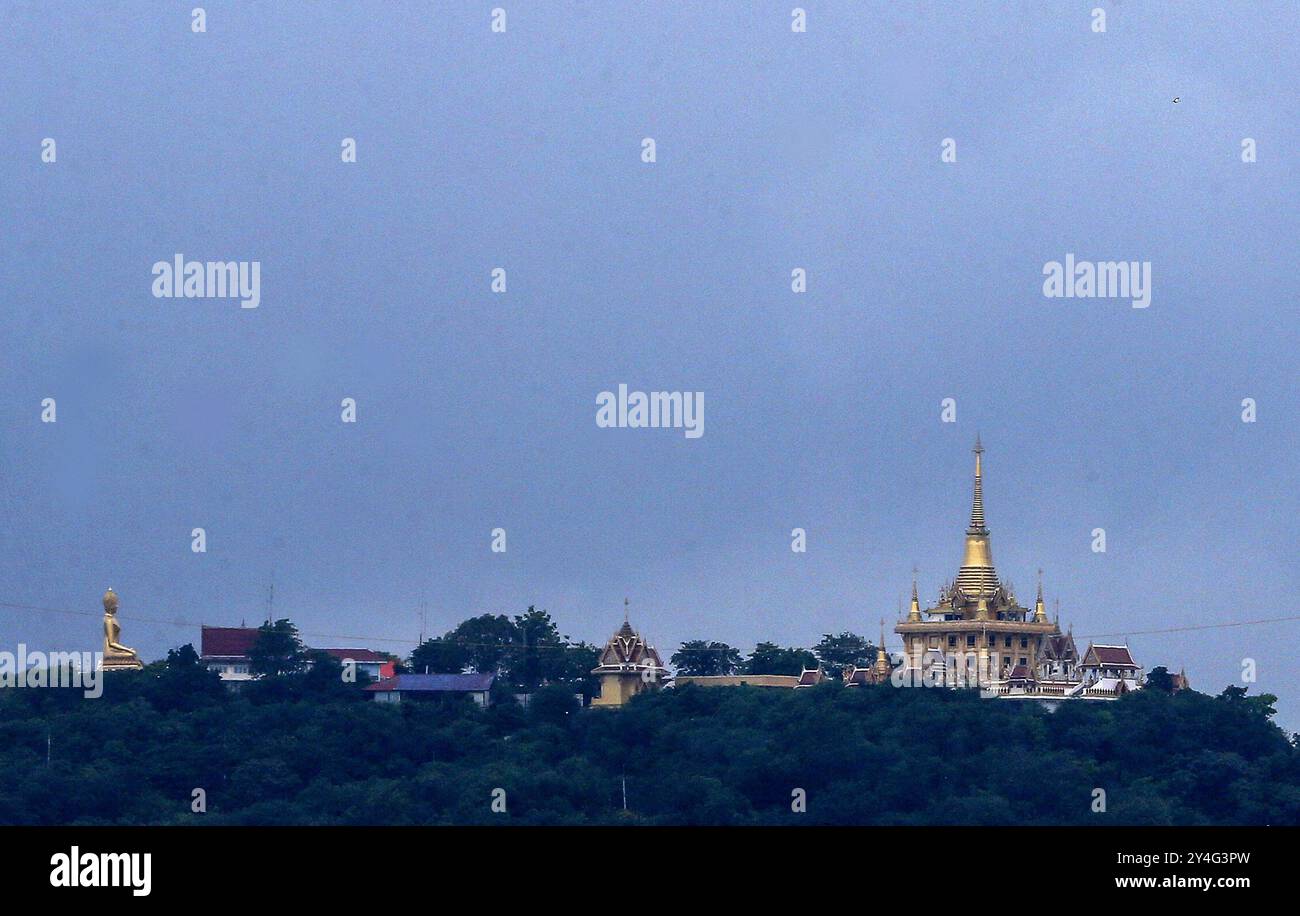 Nakhon Sawan, Thailandia. 18 settembre 2024. Una vista generale di Wat Khiriwong si trova nella provincia di Nakhon Sawan, a nord di Bangkok. Wat Khiriwong si trova nel sottodistretto di Pak Nam Pho, distretto di Mueang Nakhon Sawan, provincia di Nakhon Sawan. Ci sono aree tempio sia sulla collina che sulla pianura. Credito: SOPA Images Limited/Alamy Live News Foto Stock