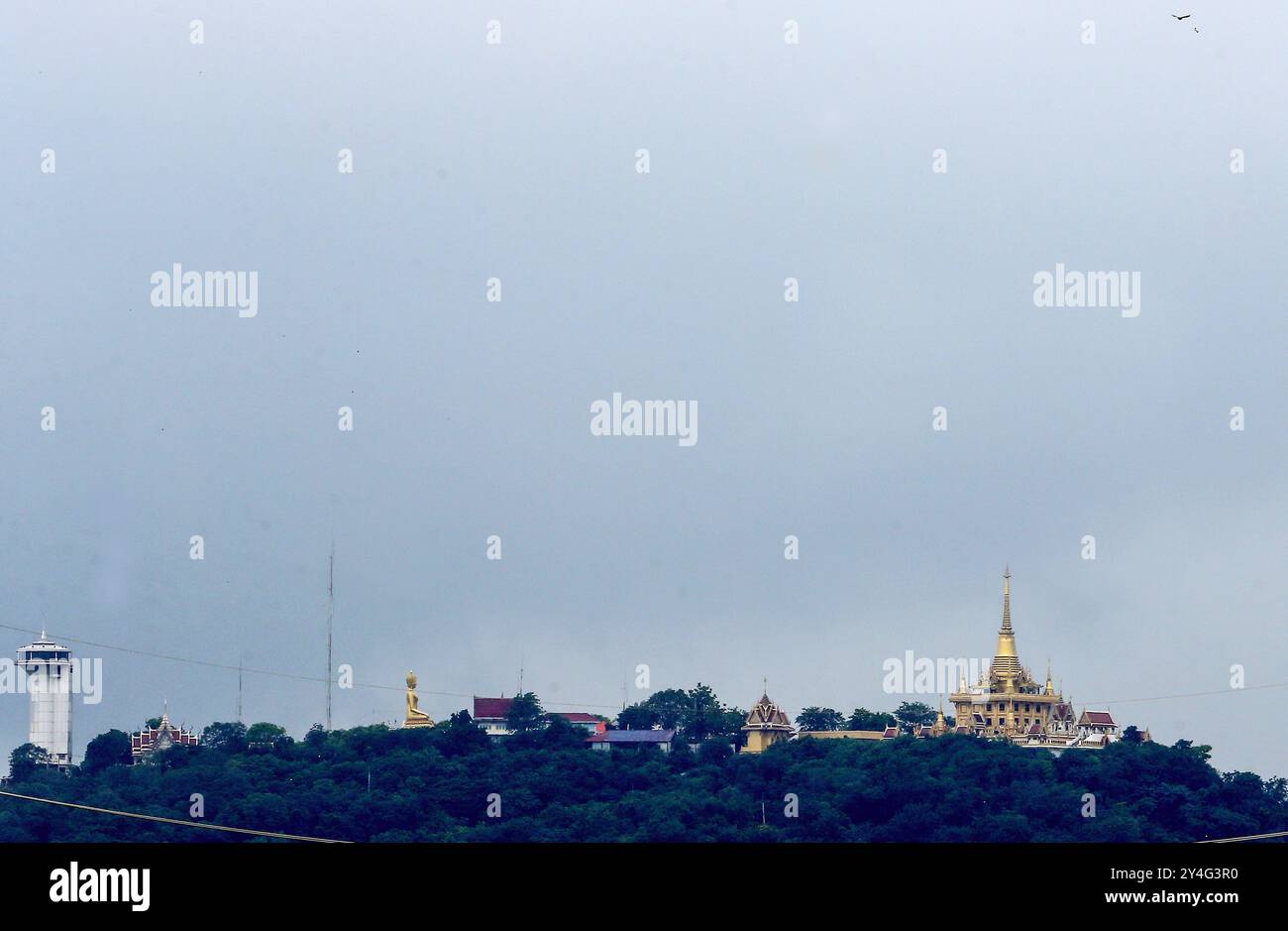 Nakhon Sawan, Thailandia. 18 settembre 2024. Una vista generale di Wat Khiriwong si trova nella provincia di Nakhon Sawan, a nord di Bangkok. Wat Khiriwong si trova nel sottodistretto di Pak Nam Pho, distretto di Mueang Nakhon Sawan, provincia di Nakhon Sawan. Ci sono aree tempio sia sulla collina che sulla pianura. Credito: SOPA Images Limited/Alamy Live News Foto Stock