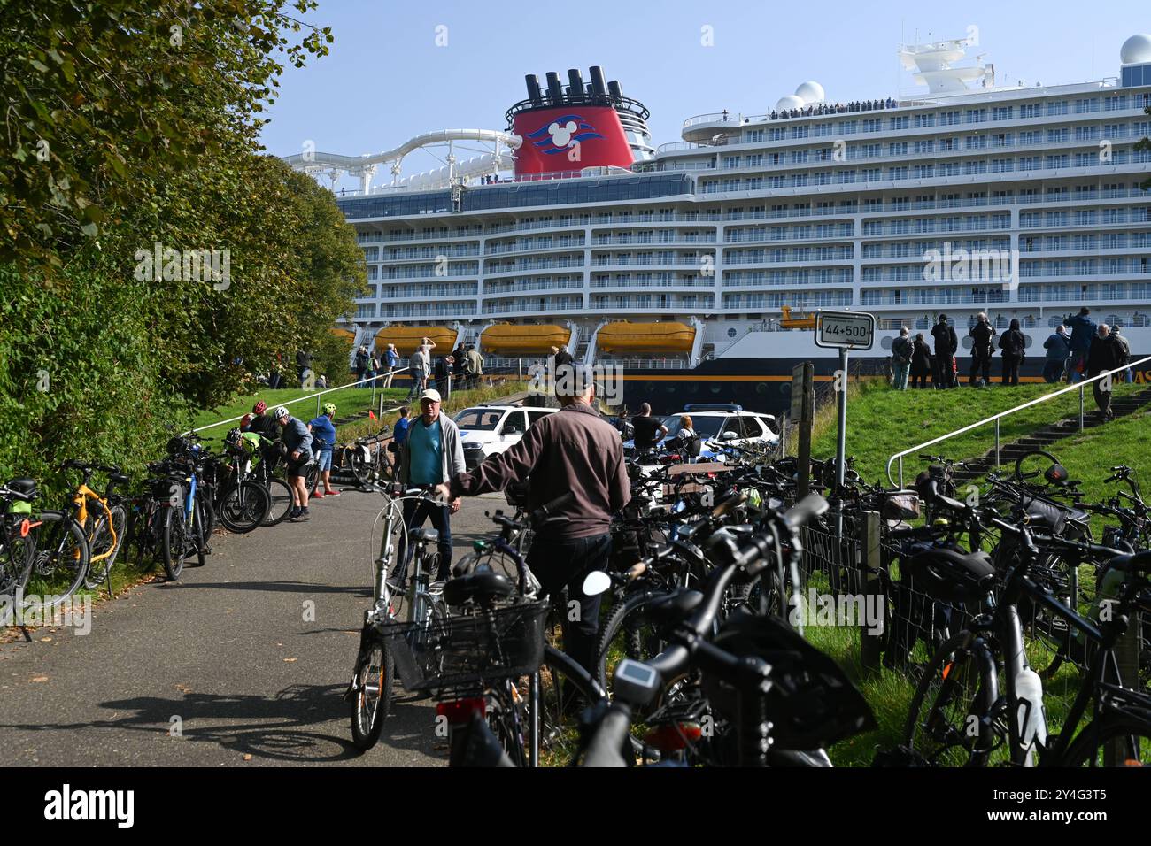 Meyer Werft überführt neues Kreuzfahrtschiff Disney Treasure Der neuste Ozeanriese der Werft, Die ÂDisney TreasureÂ, wird seit dem Mittag von Papenburg zur Nordseeüberfühtz. Zahlreiche Schaulustige begleiten das Spektakel. Papenburg Niedersachsen Deutschland *** Meyer Werft trasferisce la nuova nave da crociera Disney Treasure il più recente transatlantico dei cantieri navali, il Disney Treasure, è stato trasferito da Papenburg al Mare del Nord da mezzogiorno numerosi osservatori accompagnano lo spettacolo Papenburg bassa Sassonia Germania Copyright: Xdiebildwerftx Foto Stock