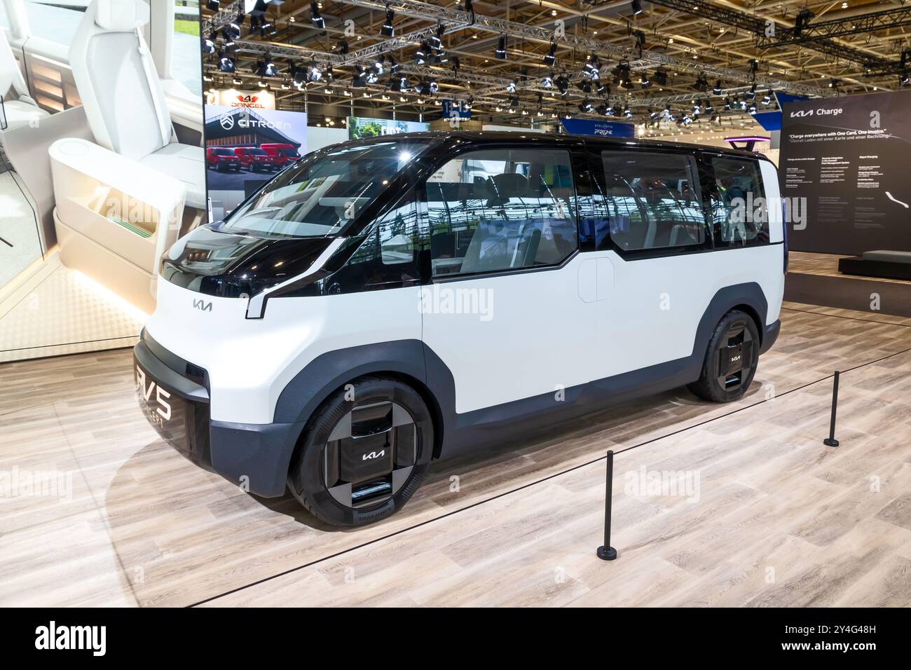 Kia PV5 Platform Beyond Vehicle van completamente elettrico al Salone dell'automobile IAA di Hannover. Hannover, Germania - 16 settembre 2024 Foto Stock