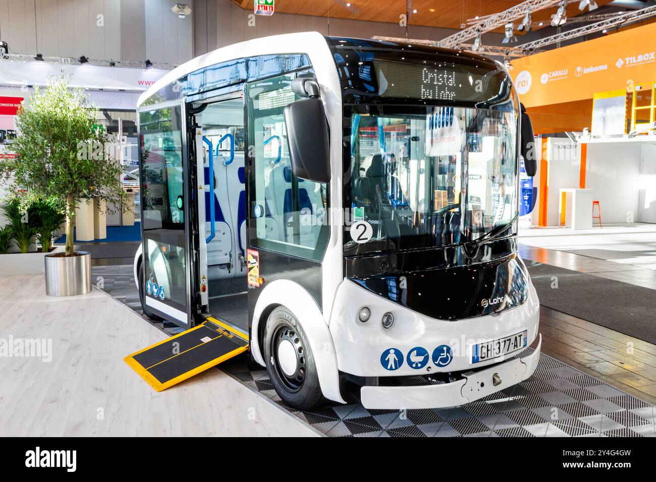 LOHR Transdev Cristal Autonomous Urban Shuttle all'International Motor Show for Commercial Vehicles. Hannover, Germania - 20 settembre 2022 Foto Stock