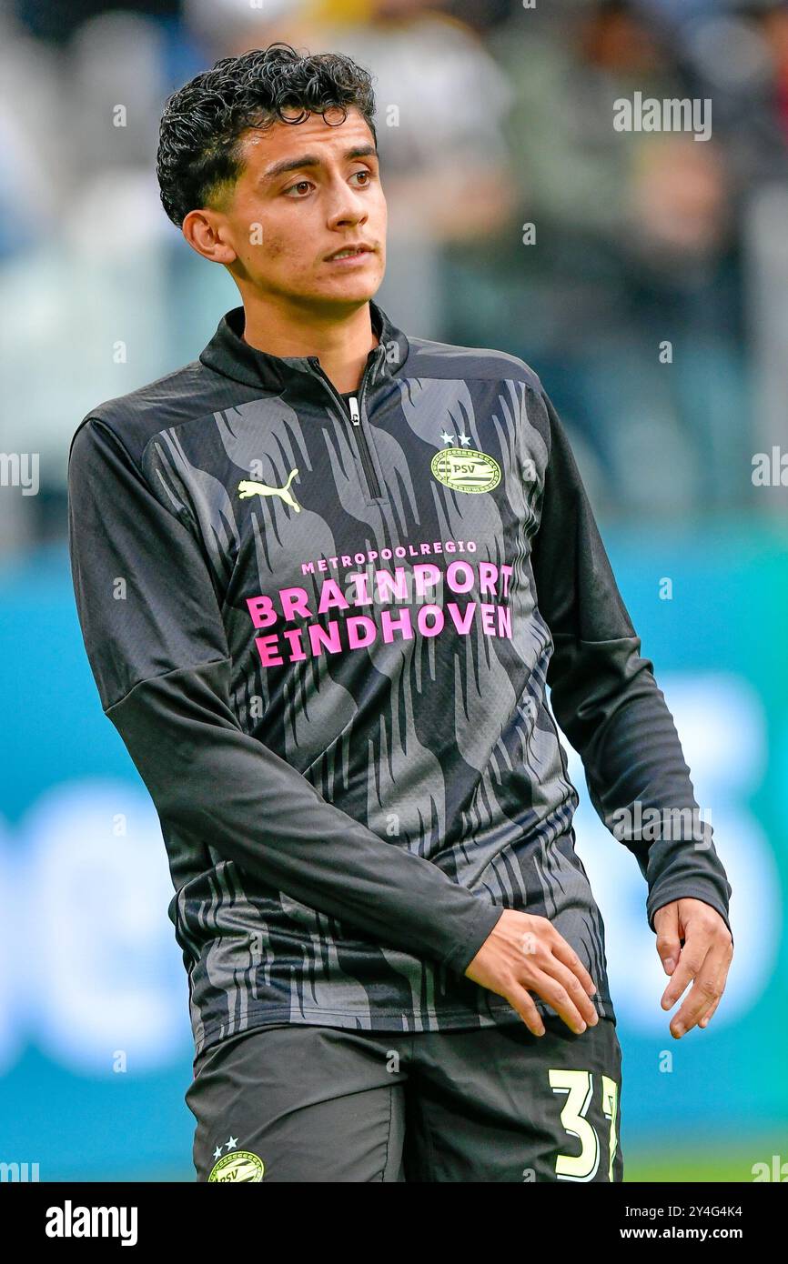 Torino, Italia. 17 settembre 2024. Richard Ledezma (37) del PSV Eindhoven si sta scaldando prima della partita di UEFA Champions League tra Juventus e PSV Eindhoven allo Juventus Stadium di Torino. Credito: Gonzales Photo/Alamy Live News Foto Stock
