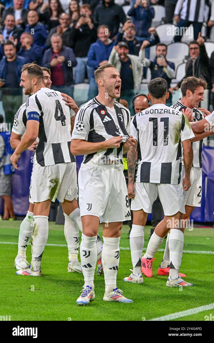 Torino, Italia. 17 settembre 2024. Teun Koopmeiners (8) og Juventus visto in festa dopo che Kenan Yildiz segna per il 1-0 durante la partita di UEFA Champions League tra Juventus e PSV Eindhoven allo Juventus Stadium di Torino. Credito: Gonzales Photo/Alamy Live News Foto Stock