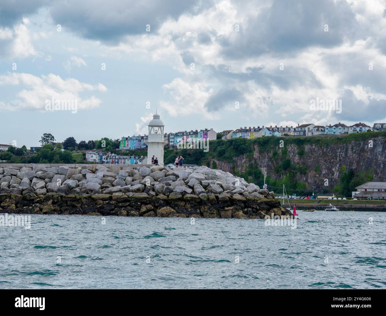 Brixham, Torbay, Devon, Sud-ovest, Inghilterra, Regno Unito, 07.19.2023. Faro di Brixham Harbour. Vista sul frangiflutti e sul faro Foto Stock