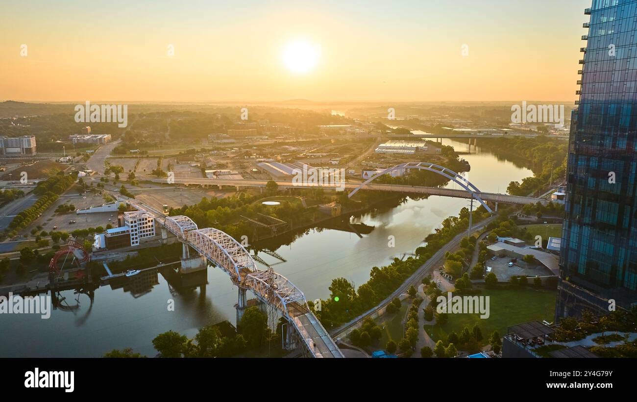 Vista aerea dei ponti sul fiume Sunrise di Nashville e del grattacielo Foto Stock