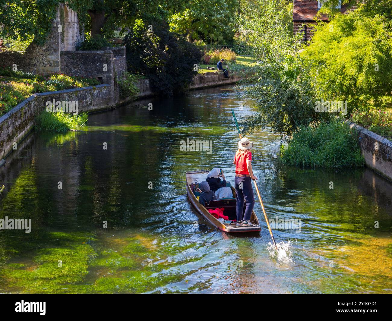 Turisti musulmani che si trovano su un Punt, Great Stour, Canterbury, Kent, Inghilterra, REGNO UNITO, REGNO UNITO. Foto Stock