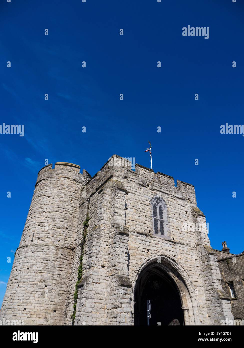 West Gate, Remains of the City Walls, Canterbury, Kent, Inghilterra, Regno Unito, GB. Foto Stock