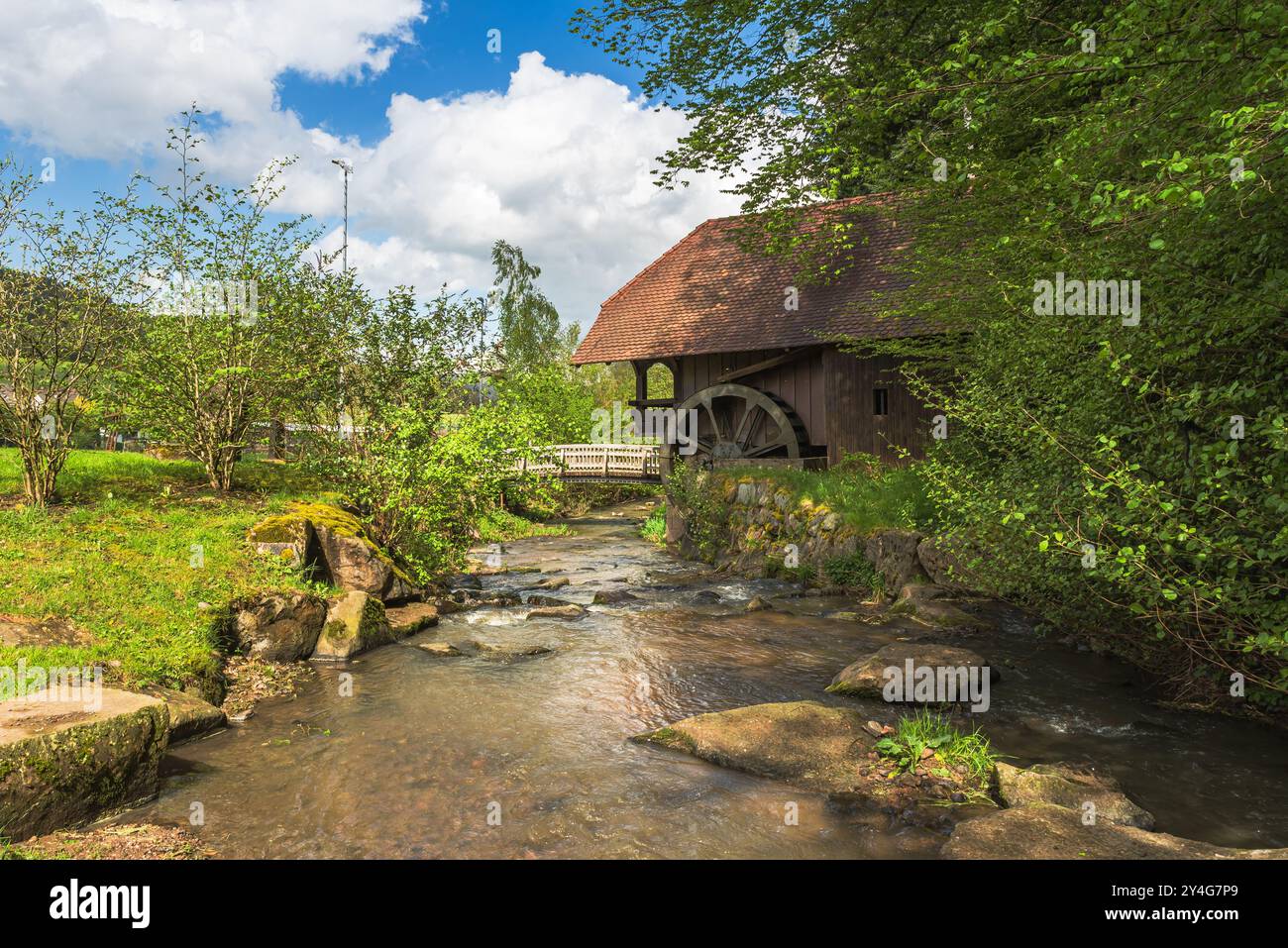 Storico mulino ad acqua su un ruscello nella Foresta Nera, Hofstetten, Ortenau, Baden-Wuerttemberg, Germania Foto Stock