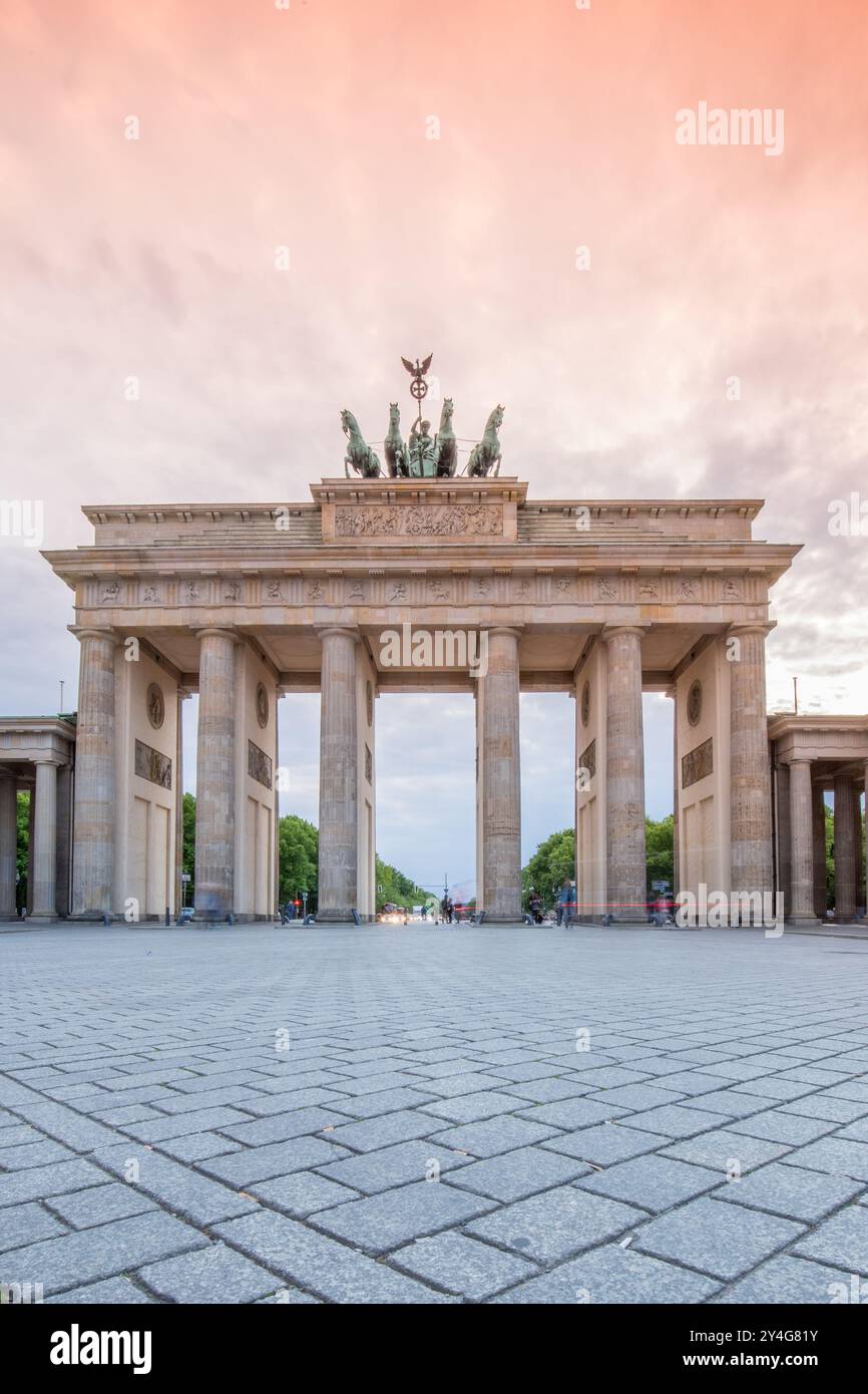 Porta di Brandeburgo in una giornata di pioggia a Berlino, Germania Foto Stock