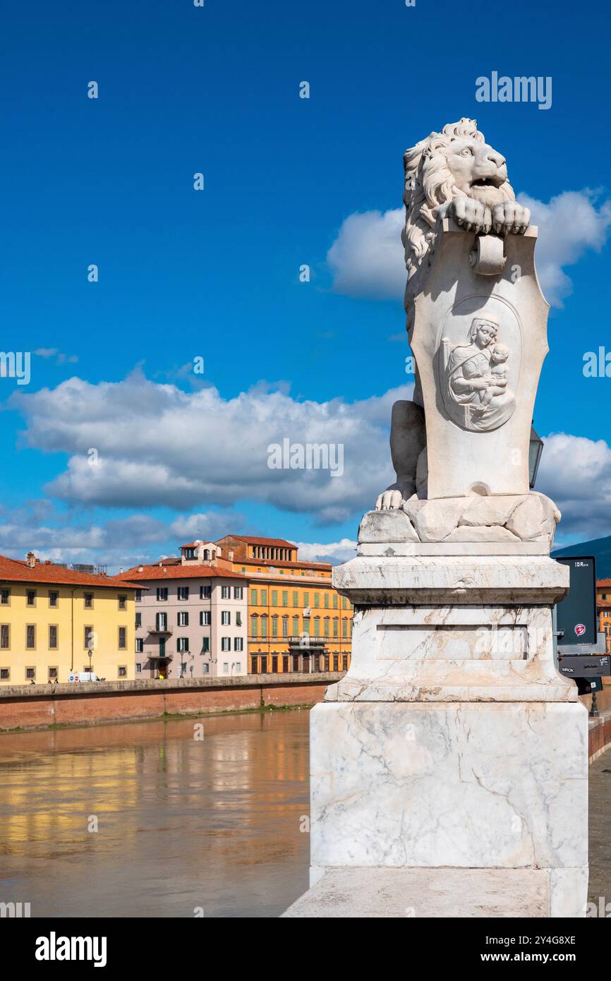 Statua di leone in marmo con stemma, situata vicino a Ponte Solferino sul Lungarno Gambacorti a Pisa. Foto Stock