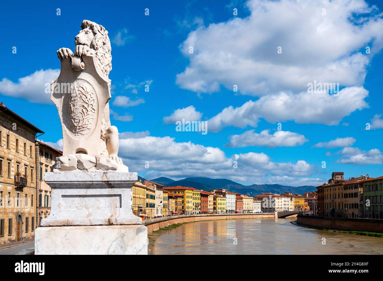 Statua di leone in marmo con stemma, situata vicino a Ponte Solferino sul Lungarno Gambacorti a Pisa. Foto Stock