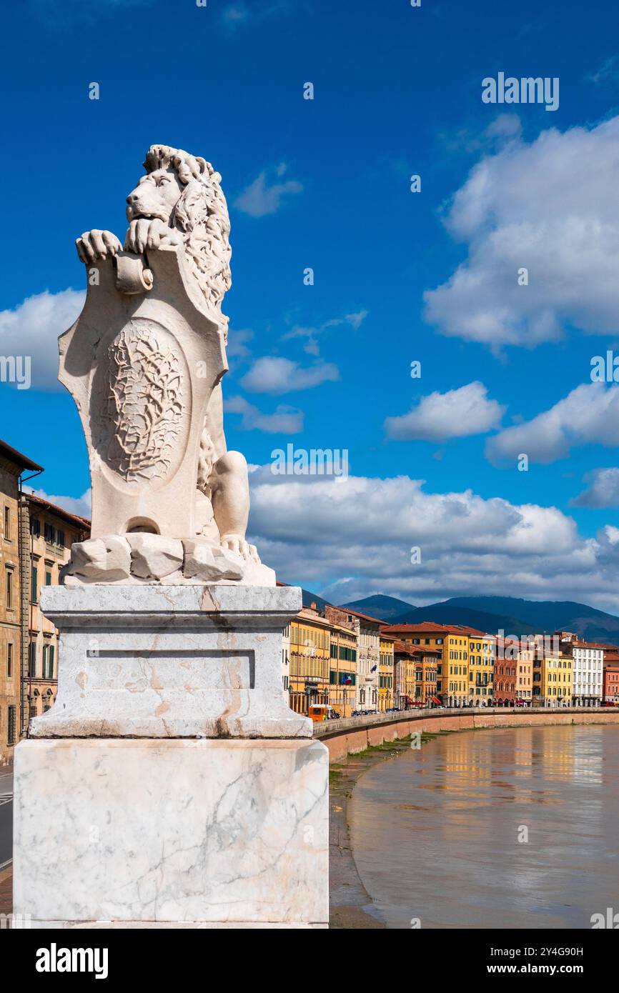 Statua di leone in marmo con stemma, situata vicino a Ponte Solferino sul Lungarno Gambacorti a Pisa. Foto Stock
