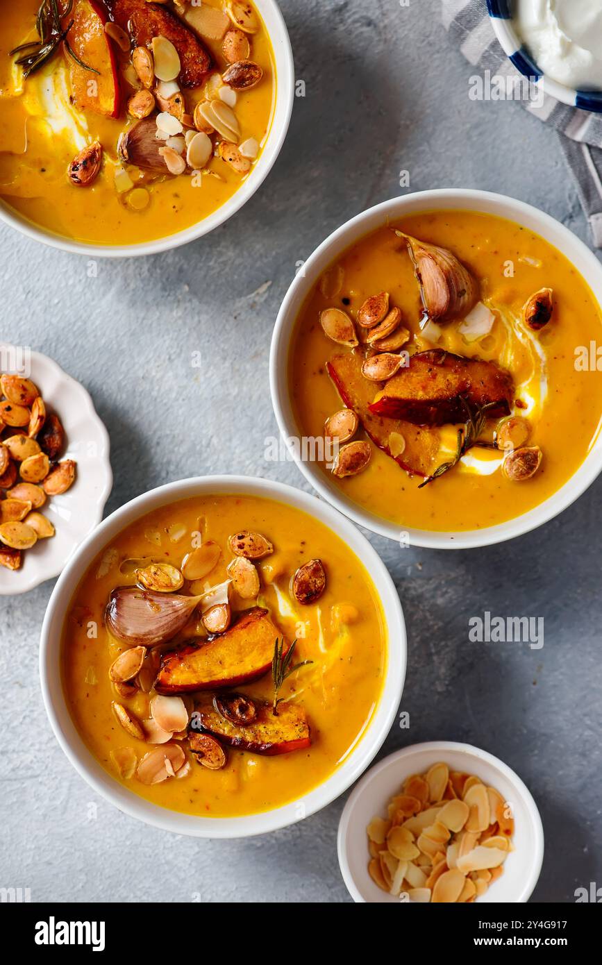 Zuppa cremosa di zucca al forno con semi di zucca e mandorle. Stile hugge.selective focus. vista superiore Foto Stock