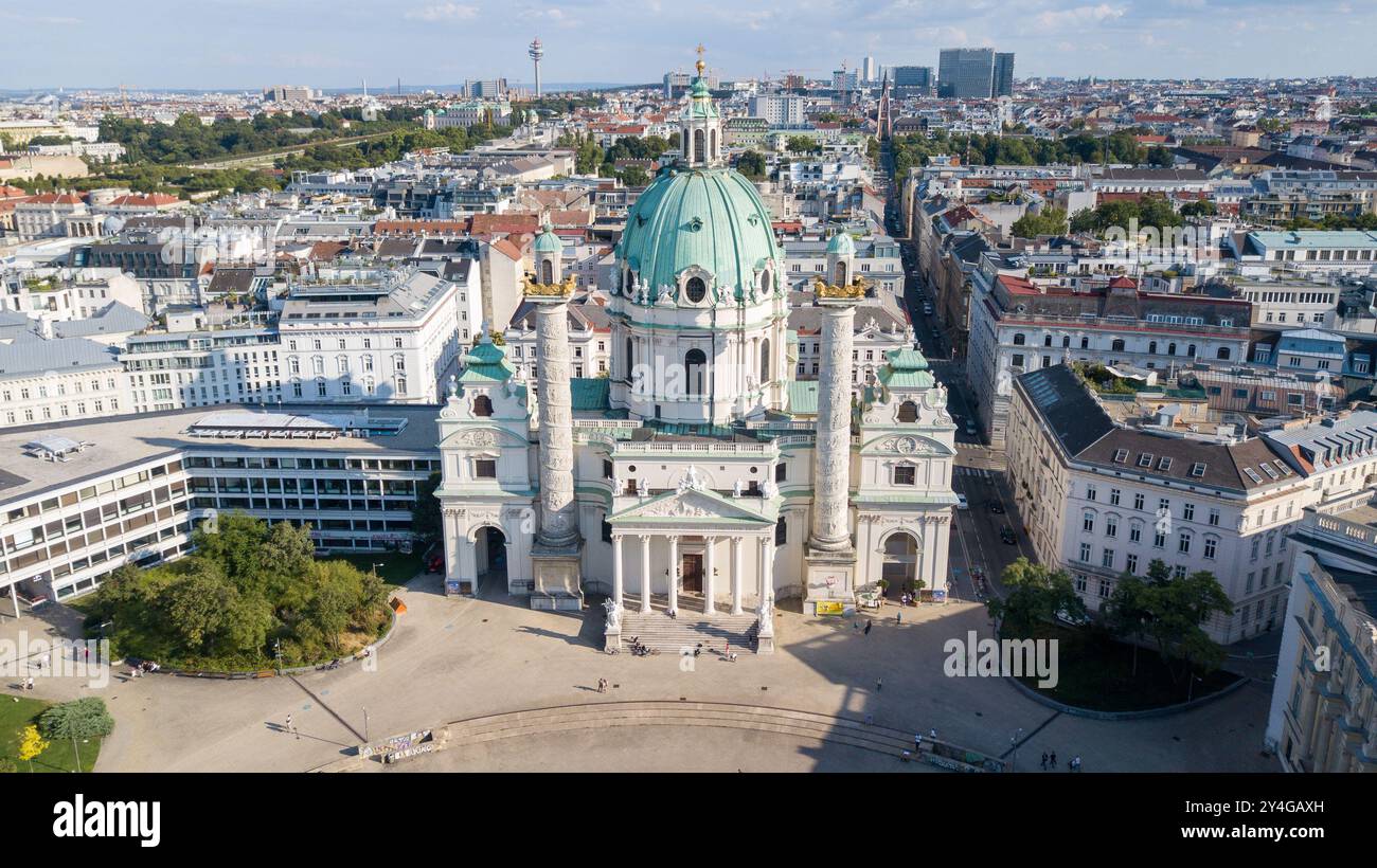 Vista aerea della chiesa di San Carlo Borromeo in una giornata di sole a Vienna, Austria Foto Stock