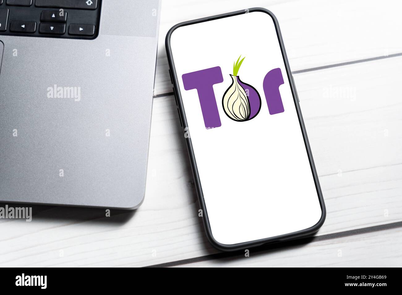 18 settembre 2024: Il logo della rete Tor viene visualizzato sullo schermo di uno smartphone accanto a un laptop. Immagine simbolica per la navigazione anonima su Internet. FOTOMONTAGGIO *** Logo Das Tor-Netzwerk wird auf einem smartphone-Bildschirm neben einem laptop angezeigt. Symbolbild für das anonyme Surfen im Internet. FOTOMONTAGE Foto Stock