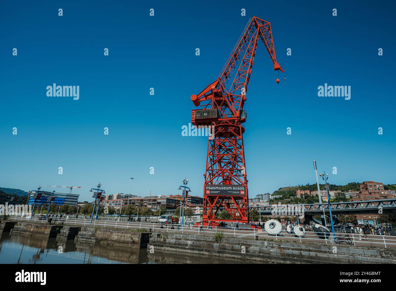 Gru del porto di Bilbao accanto al Museo Itsas nella città di Bilbao, Spagna. Foto Stock