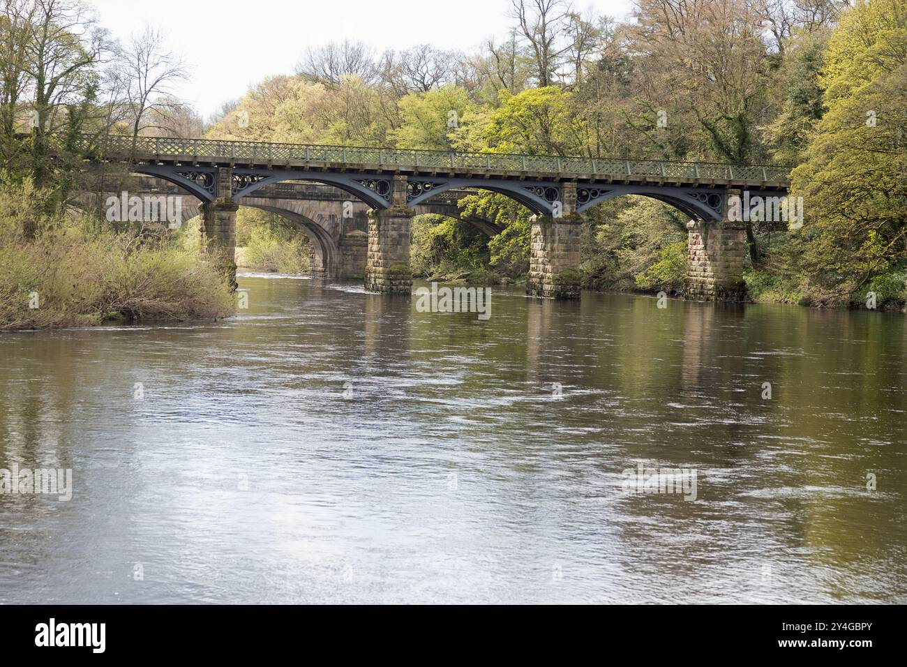 Viadotto ferroviario ora un sentiero pedonale e un sentiero nuziale che attraversa il fiume Lune al Crook di Lune vicino Lancaster Lancashire Inghilterra Foto Stock