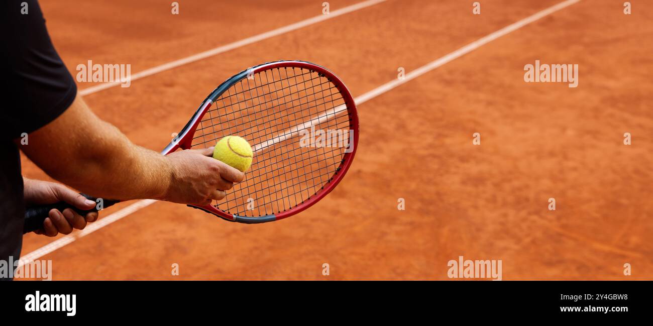 tennista che gioca su un campo in terra battuta. pronti a servire la palla. banner con spazio di copia Foto Stock