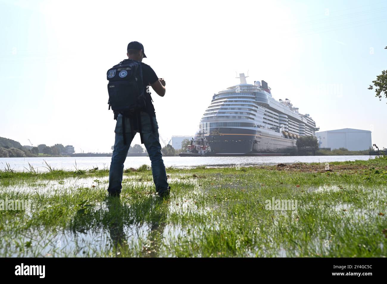 Meyer Werft überführt neues Kreuzfahrtschiff Disney Treasure Der neuste Ozeanriese der Meyer Werft, Die Disney Treasure, wird seit dem Mittag von Papenburg zur Nordsee überführt. Zahlreiche Schaulustige begleiten das Spektakel. Papenburg Niedersachsen Deutschland *** Meyer Werft trasferisce la nuova nave da crociera Disney Treasure l'ultimo transatlantico da Meyer Werft, il Tesoro Disney, è stato trasferito da Papenburg al Mare del Nord da mezzogiorno numerosi osservatori accompagnano lo spettacolo Papenburg bassa Sassonia Germania Copyright: Xdiebildwerftx Foto Stock