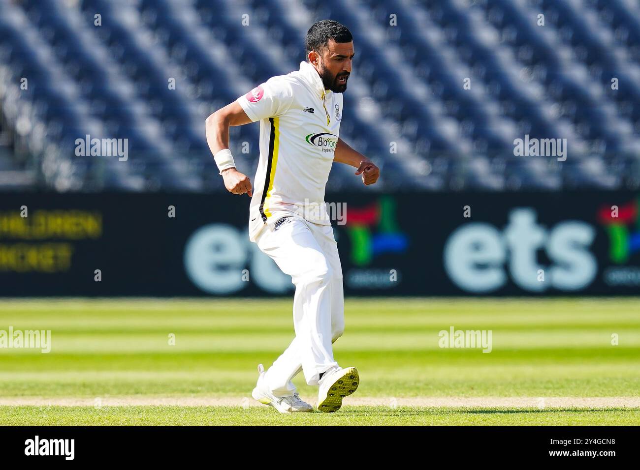 Bristol, Regno Unito, 18 settembre 2024. Zafar Gohar del Gloucestershire celebra il wicket di John Simpson del Sussex durante il Vitality County Championship Division Two match tra Gloucestershire e Sussex. Crediti: Robbie Stephenson/Gloucestershire Cricket/Alamy Live News Foto Stock