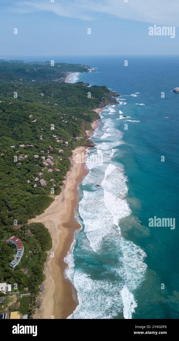 Vista aerea della spiaggia di Mazunte situata nello stato di Oaxaca, Messico Foto Stock