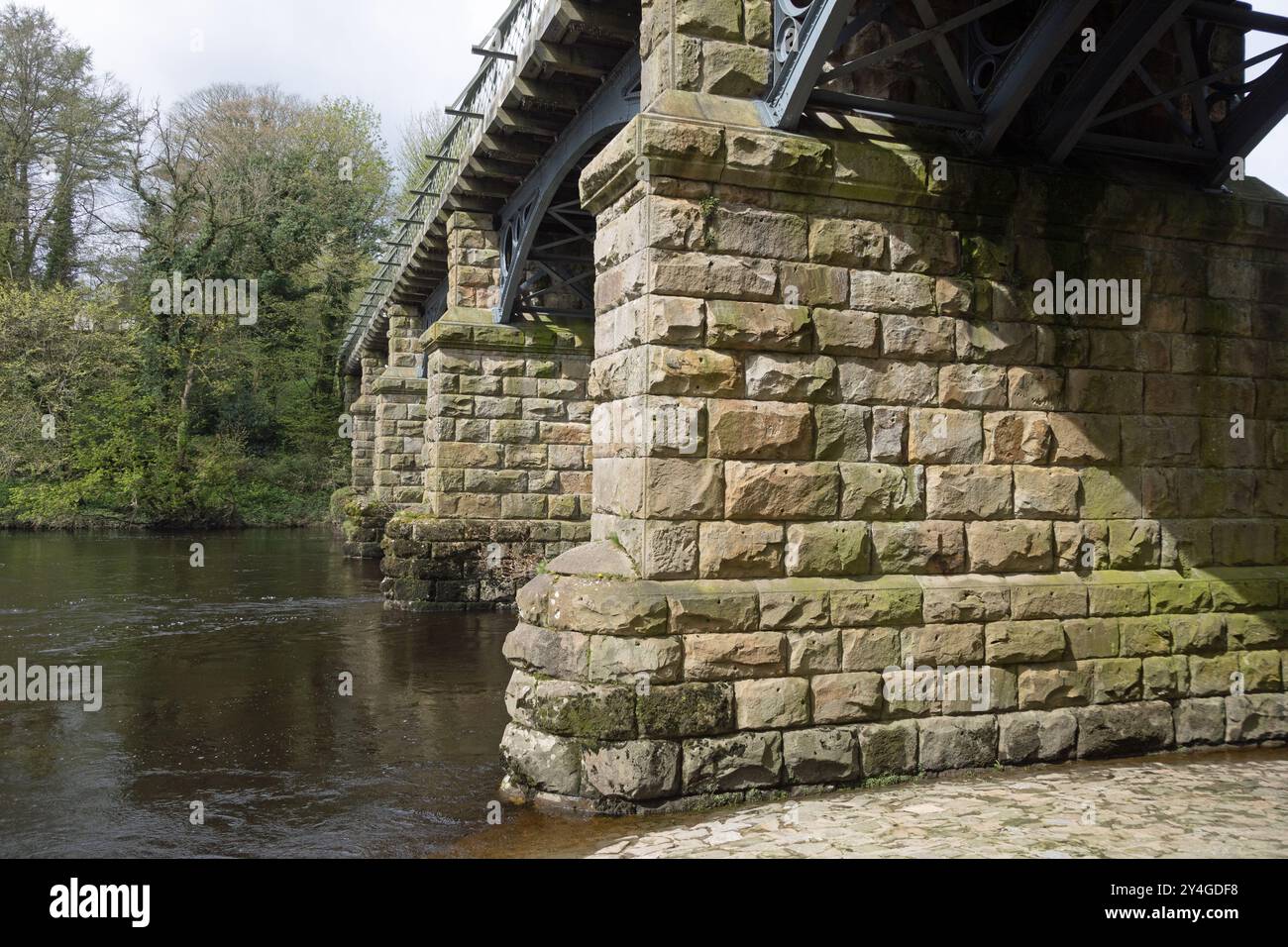 Viadotto ferroviario ora un sentiero pedonale e un sentiero nuziale che attraversa il fiume Lune al Crook di Lune vicino Lancaster Lancashire Inghilterra Foto Stock