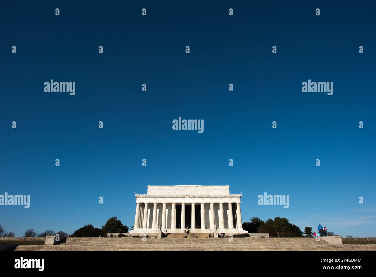 Facciata orientale del Lincoln Memorial Washington DC // WASHINGTON DC - Una vista grandangolare del lato orientale del Lincoln Memorial, con le sue colonne neoclassiche che si innalzano contro un cielo azzurro. Lo scatto cattura la grandezza del monumento dalla piazza, mostrando uno dei monumenti più iconici di Washington DC, progettato dall'architetto Henry Bacon e con una statua dello scultore Daniel Chester French. Foto Stock