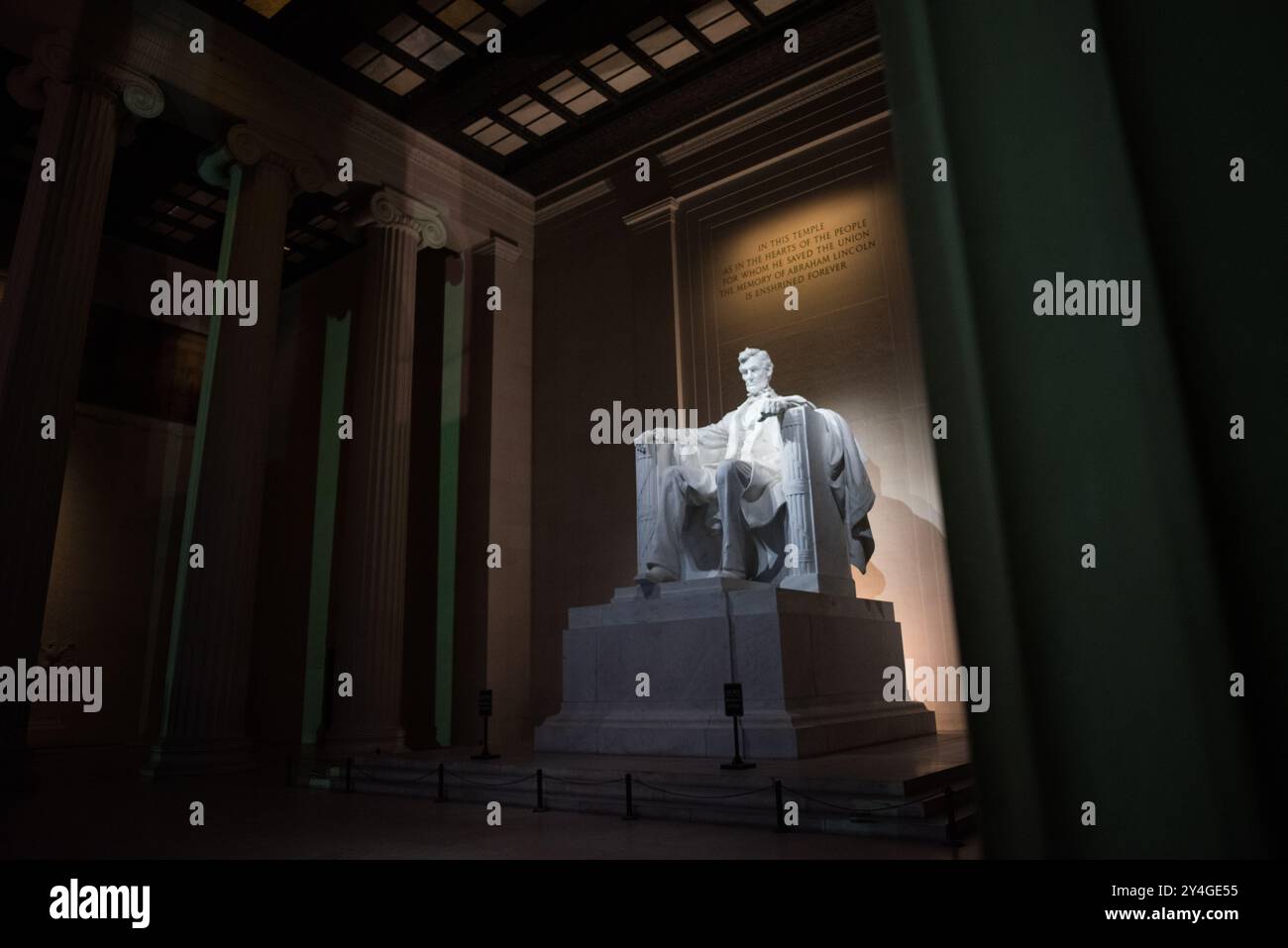 Lincoln Memorial Abraham Lincoln Statue Washington DC // WASHINGTON DC - la statua di Abraham Lincoln all'interno del Lincoln Memorial, illuminata di notte. La scultura in marmo di 19 piedi, creata da Daniel Chester French, è illuminata da luci soffuse, evidenziando la solenne espressione del 16° presidente. Foto Stock