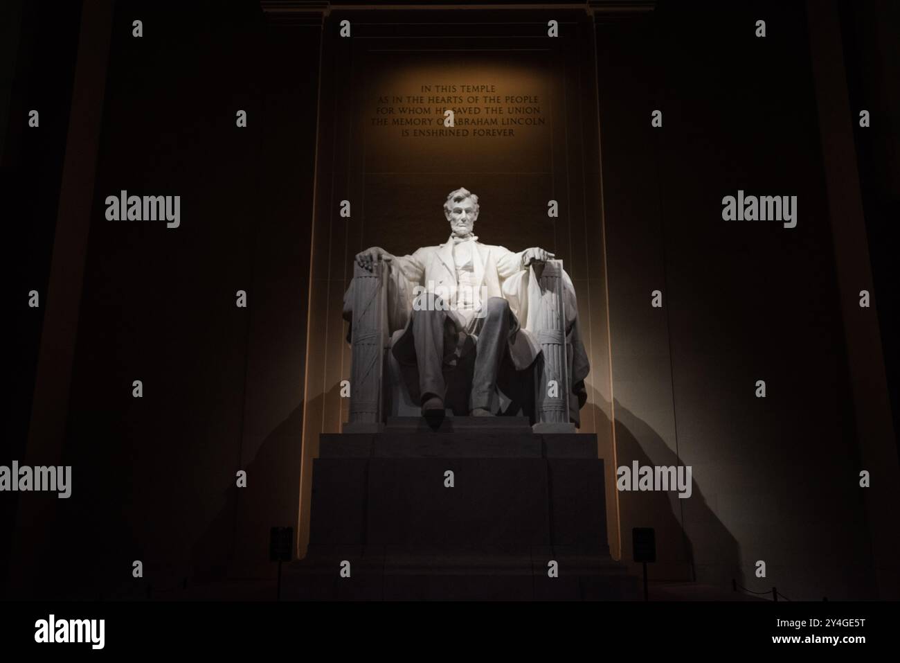 Lincoln Memorial Abraham Lincoln Statue Washington DC // WASHINGTON DC - la statua di Abraham Lincoln all'interno del Lincoln Memorial, illuminata di notte. La scultura in marmo di 19 piedi, creata da Daniel Chester French, è illuminata da luci soffuse, evidenziando la solenne espressione del 16° presidente. Foto Stock