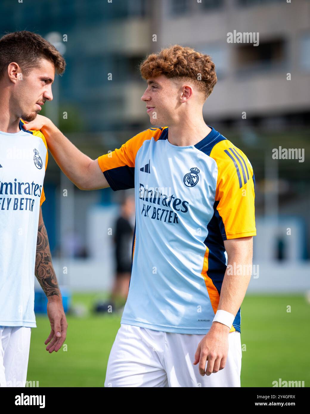 Viveiro, Spagna. 1 agosto 2024. Pre-season Match Racing Club Ferrol contro il Real Madrid Castilla. Il giocatore di calcio, Víctor Muñoz, parla con Jaime C. Foto Stock