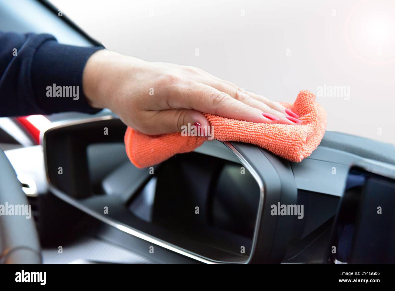 Pulire la console per auto con un panno in microfibra Foto Stock