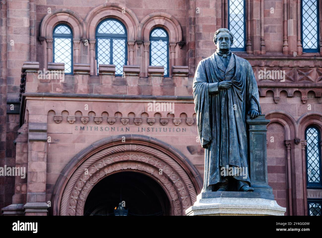 WASHINGTON DC, Stati Uniti — la statua in bronzo di James Smithson, situata di fronte allo Smithsonian Castle sul National Mall, commemora il fondatore dello Smithsonian Institution. Questa statua, scolpita da Ivan Schwartz, onora il ruolo di Smithson nella creazione di uno dei più grandi complessi museali del mondo. Foto Stock