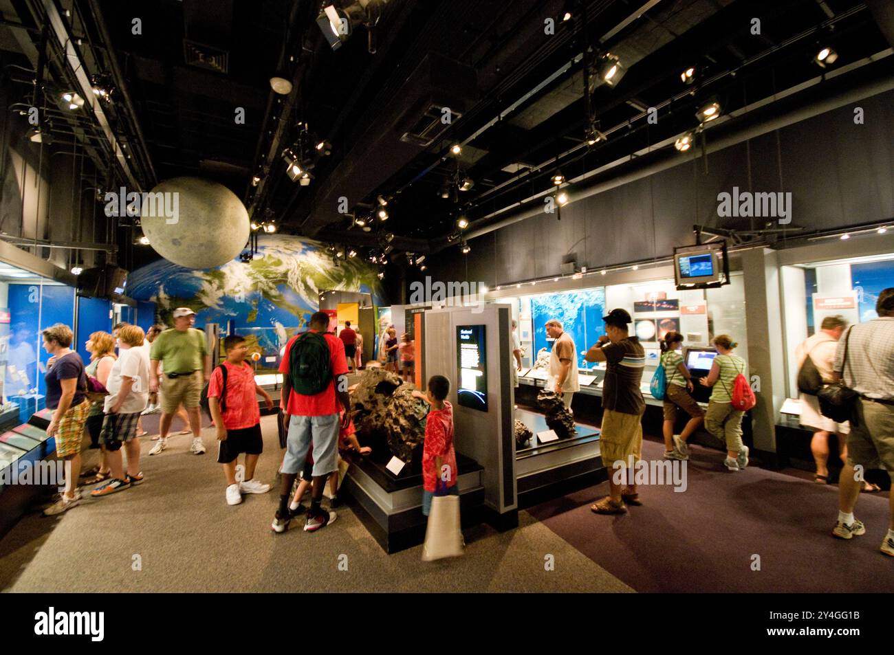 Smithsonian National Museum of Natural History Geology Hall Washington DC // WASHINGTON D.C. — la Geology, Gems, and Minerals Hall dello Smithsonian National Museum of Natural History espone una vasta collezione di campioni geologici e pietre preziose. La mostra, ufficialmente conosciuta come Janet Annenberg Hooker Hall of Geology, Gems, and Minerals, presenta circa 2.500 esemplari, tra cui il rinomato Hope Diamond. Situato sul National Mall, il Museo di storia naturale è uno dei musei più visitati dello Smithsonian Institution, che accoglie milioni di visitatori ogni anno Foto Stock