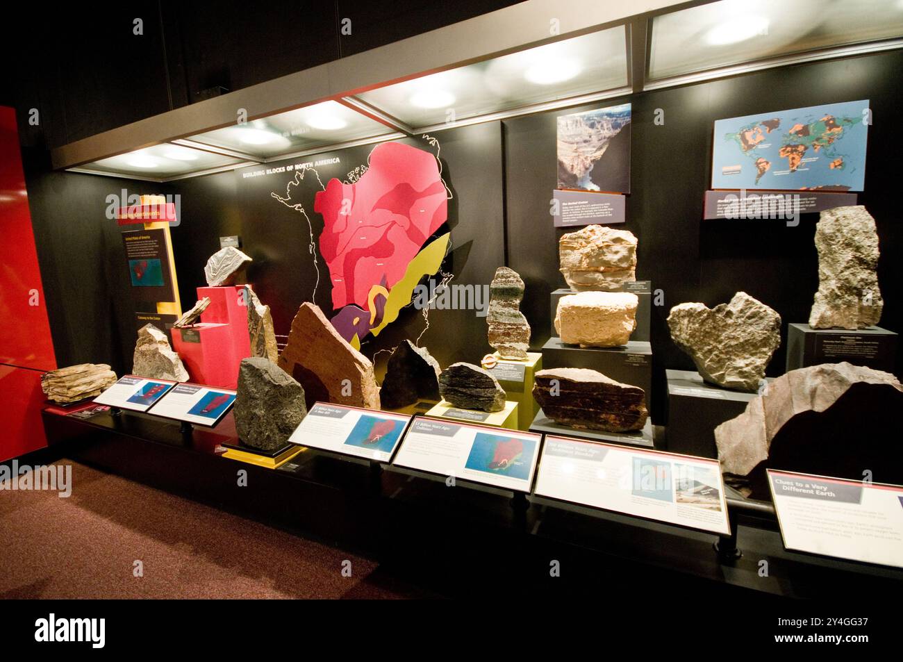 National Museum of Natural History Geology Hall Washington DC // WASHINGTON DC - la sala della geologia e delle scienze della terra del National Museum of Natural History presenta una vasta collezione di minerali, gemme e campioni geologici. Il museo, parte dello Smithsonian Institution, ospita una delle più grandi collezioni di storia naturale del mondo. Situato sul National Mall, il Museo di storia naturale accoglie milioni di visitatori ogni anno per esplorare le sue mostre scientifiche e le mostre didattiche. Foto Stock