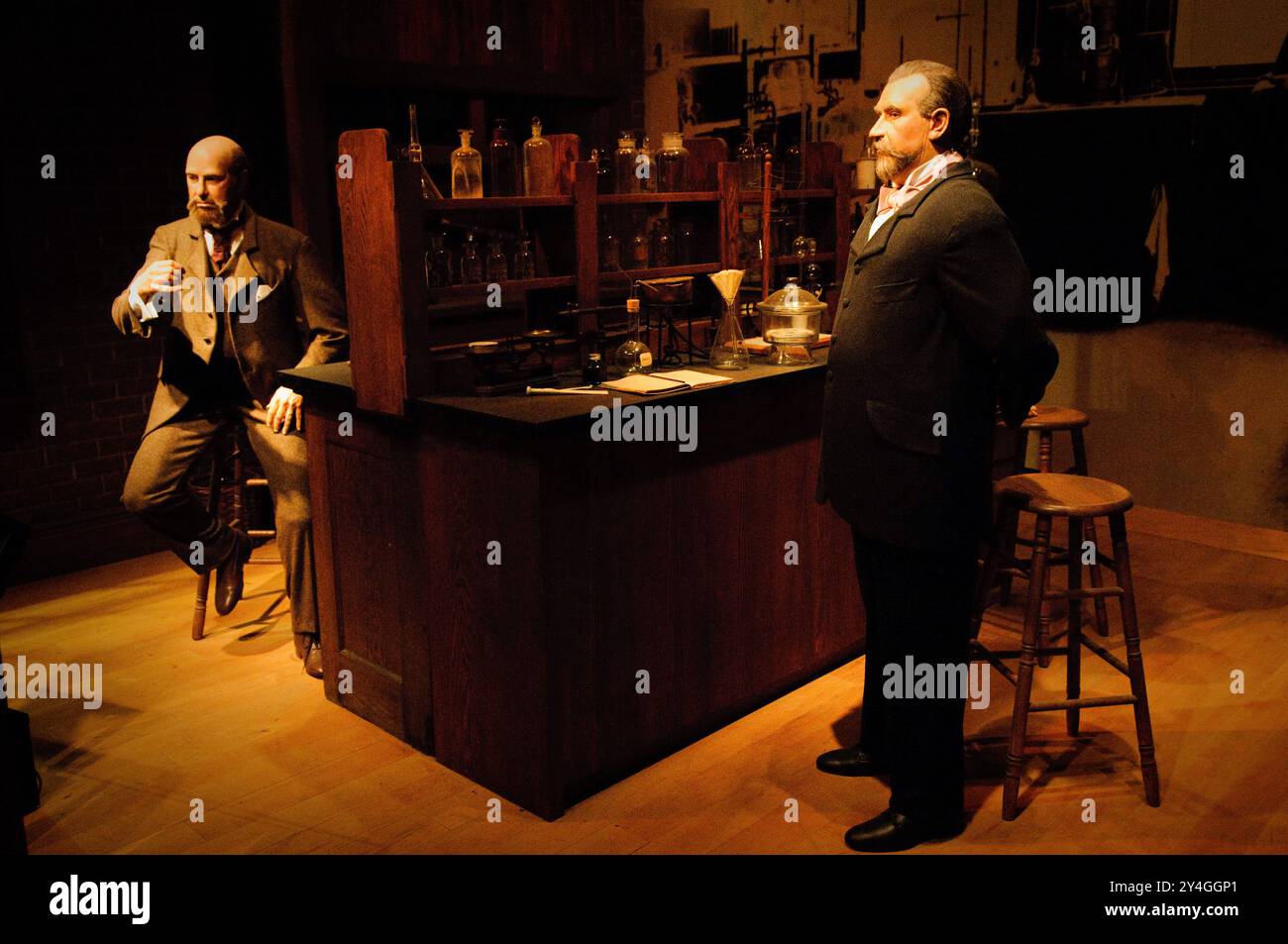 National Museum of American History Science Exhibit Washington DC // WASHINGTON DC — la mostra Science and Chemistry dello Smithsonian's National Museum of American History mostra l'evoluzione della scienza chimica in America. Il display è dotato di strumenti scientifici storici e apparecchiature da laboratorio che documentano lo sviluppo della chimica negli Stati Uniti. Questa mostra permanente dimostra il ruolo del progresso scientifico nel progresso tecnologico americano. Foto Stock