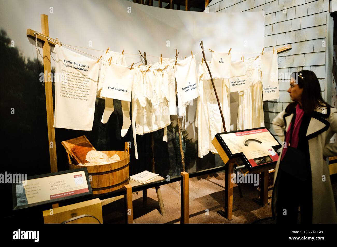 National Museum of American History Laundry Exhibit Washington DC // WASHINGTON DC, Stati Uniti - Una mostra culturale espone lavanderia e manufatti domestici al National Museum of American History. Il display presenta articoli per la casa che illustrano le pratiche domestiche americane e la vita quotidiana in diversi periodi storici. Il National Museum of American History, parte dello Smithsonian Institution, ospita ampie collezioni che documentano la storia sociale e culturale degli Stati Uniti. Le mostre sulla vita domestica del museo in genere esplorano come gli americani vivevano, lavoravano e mai Foto Stock