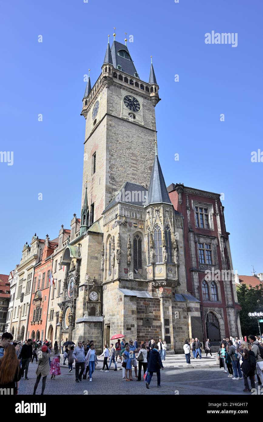 Turisti che visitano la Piazza della città Vecchia Staromestske namesti, piazza storica nel quartiere della città Vecchia di Praga, la capitale della Repubblica Ceca al 9 Foto Stock